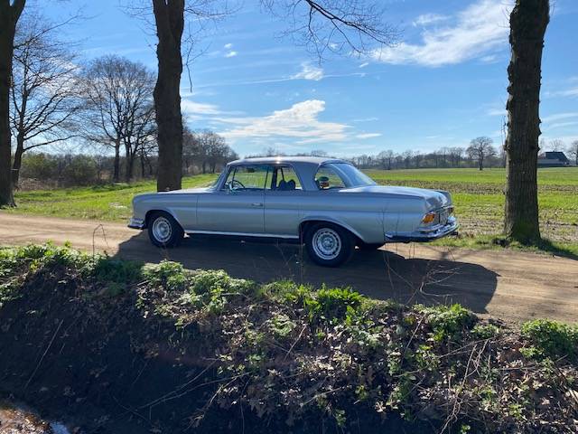 Mercedes-Benz 280SE Coupe 3.5 V8