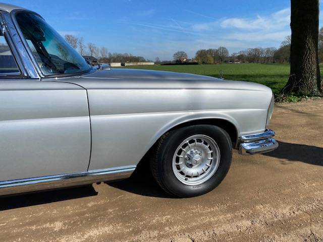 Mercedes-Benz 280SE Coupe 3.5 V8